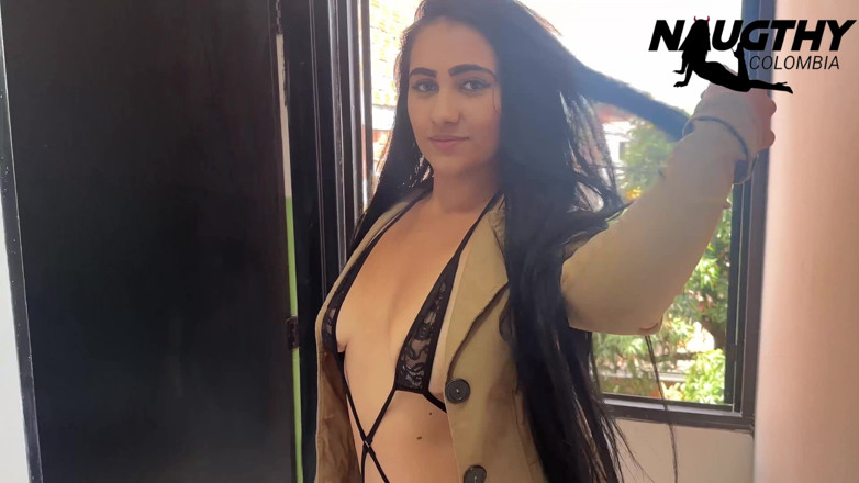 NaughtyColombia: 廊下でオナニーする姿を録画する美少女