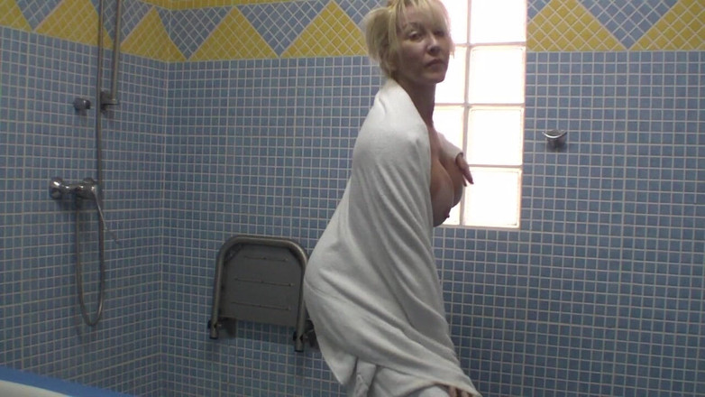 British Cougar: Tomando una ducha y jugando conmigo