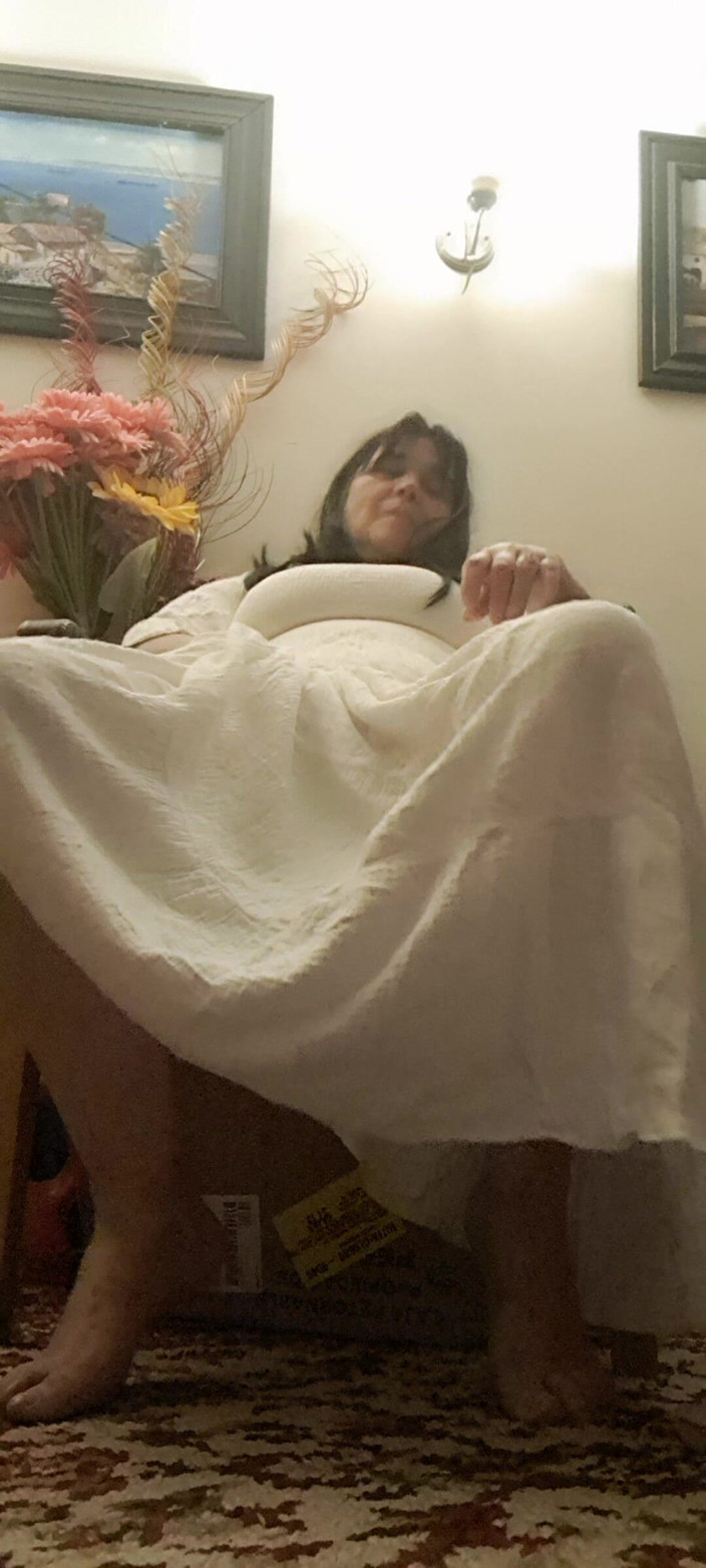 Mommy big hairy pussy: 抚摸并品尝裙底的东西