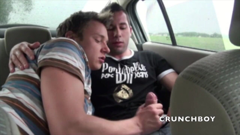 Crunch Boy: İki seksi ibne açık havada sikişiyor