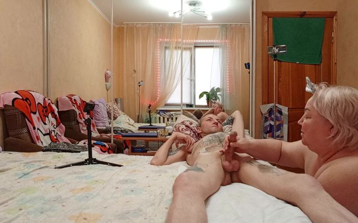 Zona901: Svärmor gör manuell stimulering av min oljiga kuk innan spermasprut