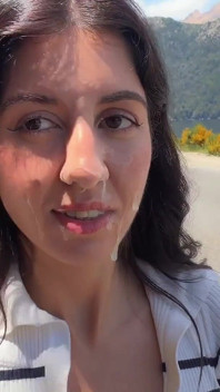 Paseo público con semen en la cara y sexo arriesgado entre los arbustos