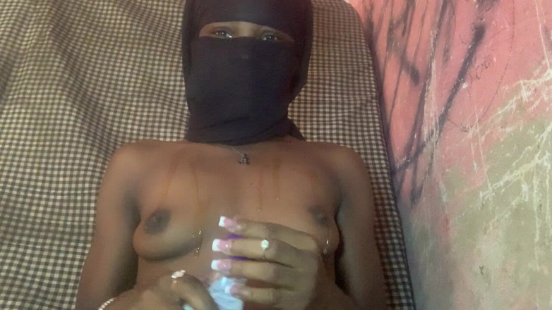 Browngurl234: Heißes zierliches ebenholz-schätzchen genießt solo-moment, streichelt ihre möpse