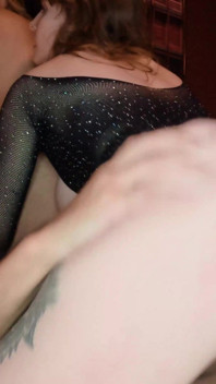 Sono Arrivato a Casa E Due Ragazze Sexy Mi Hanno Tirato in Sesso Intenso