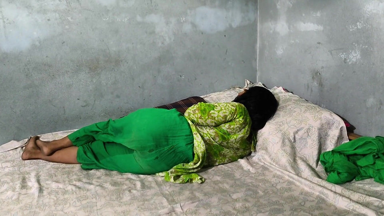 SAFI-SEXY: मैंने अपनी भाभी को अपने बिस्तर पर लेटे हुए देखा मैंने उसे गले लगाया और उसकी गांड चोदना शुरू कर दिया