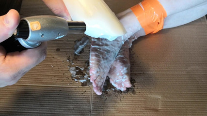 Bouncy Tits Action: Hete kaars wax op mijn voeten deel 2