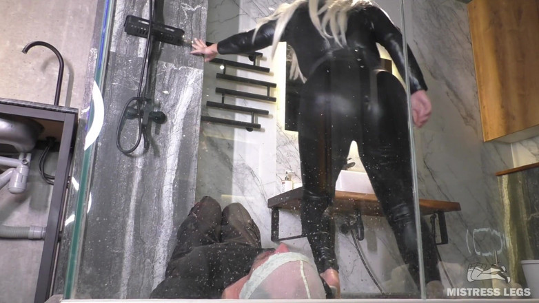 Mistress Legs: Herrin pinkelt in verschiedenen outfits und Posen in den mund...