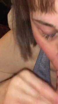 Reife milf liebt es, schwanz zu lutschen und einen oralen creampie zu bekommen