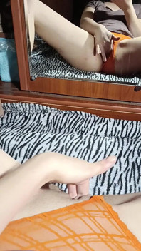 Masturbare cu înregistrare de acasă în fața oglinzii fără să-i scoată chiloții