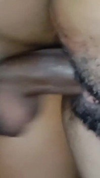 Pizdă cremoasă păroasă și umedă futută, umplută de cremă, spermă cu pulă neagră care stropește la orgasm.