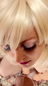 Loira com olhos enormes gozada na boca