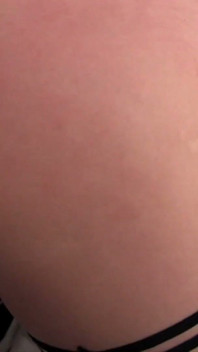 Une MILF blonde pulpeuse à gros nichons infidèle se fait baiser profondément dans un trio hardcore avec une grosse bite blanche