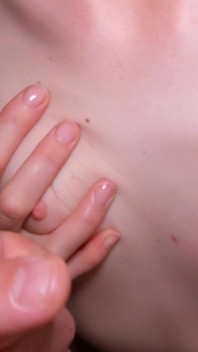Una bella ragazza di 18 anni vuole farsi sborrare sulle sue piccole tette!