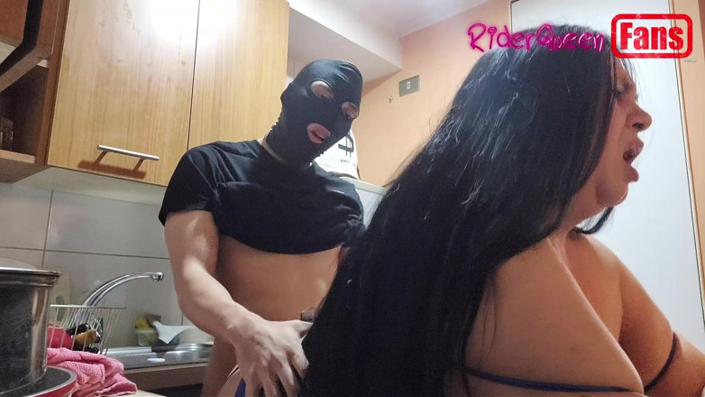 Riderqueen: Video cho người hâm mộ: một chàng trai trẻ đeo mặt...