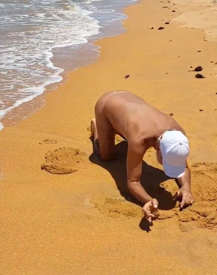 Ladysilvas: Ladysilva Femboy pekada en la playa mostrando su culo bronceado...