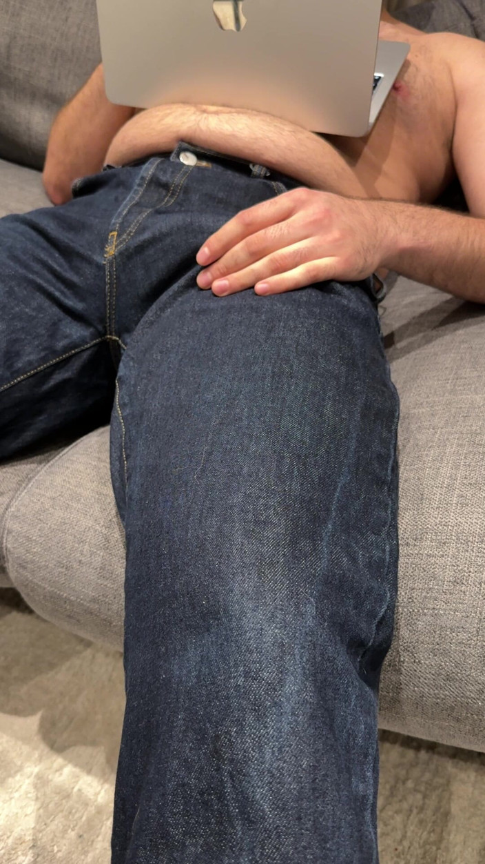 Cock in Jeans: За просмотром порно в узких джинсах - кончаю на себя