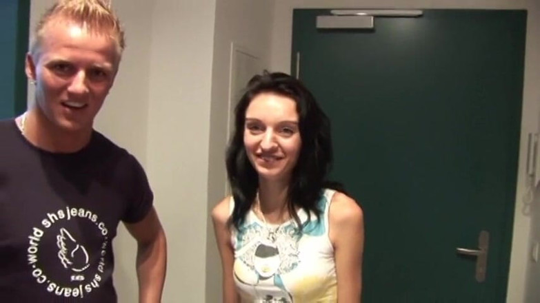 123XXX - 100% Amateurs: Une salope brune mince est ouverte pour une baise exhibitionniste...