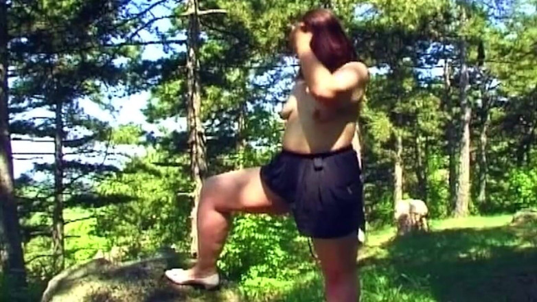 German bitch hunter: ของเล่นผมสีน้ําตาลแดงกับดิลโด้สีชมพูในป่า