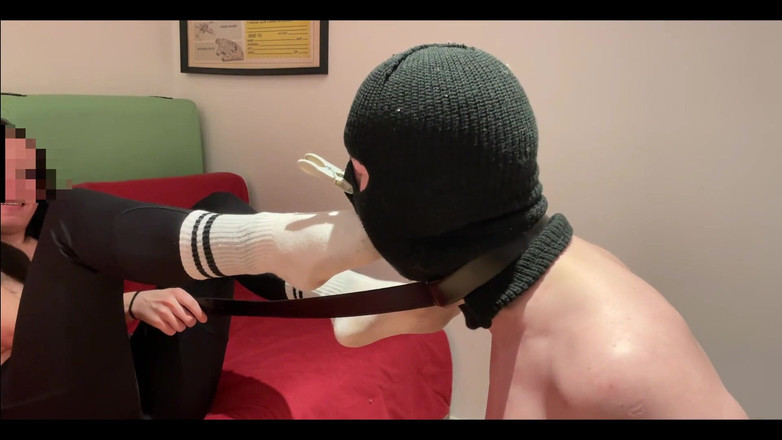 RussianQOS: My Slave Sucking My Feet