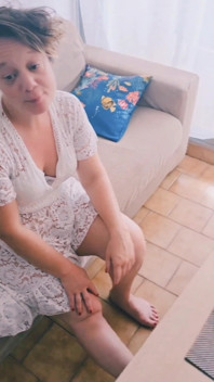 Elle a Pas De Culotte. Et Oui J'aime Me Balader Sans Culotte Le Vent Frais Qui Rafraichit Ma Chatte Humide