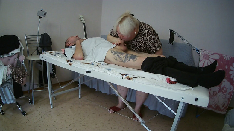 Zona901: 義母はマッサージテーブルの上で僕のチ○ポをしゃぶってオナニーし、ごっくんしてくる