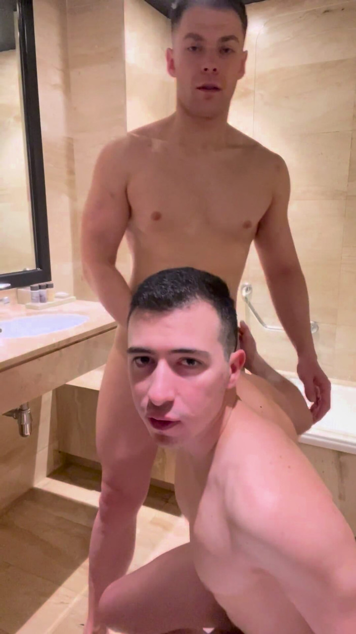 Lucas MBoy: Badezimmer-fick Ohne Gummi Und Riesiger Cumshot