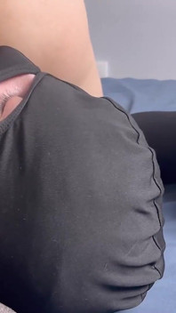 Paní uvolňuje plyny do obličeje svého otroka