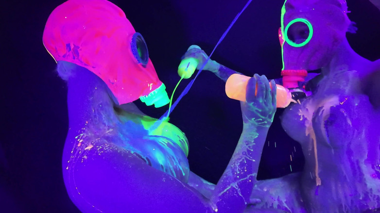 EdgesOfReality: Neon Rave Kız Kız Yapay Penisle Oynuyor