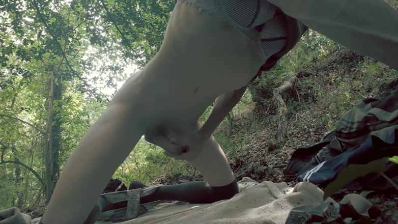 Connie Madison: Femboy Strips și Margini afară
