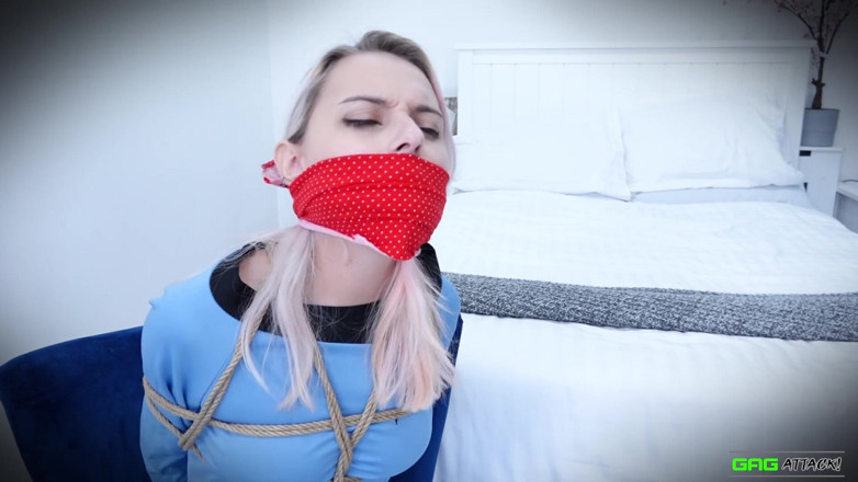 Gag Attack: Chloe Toy - Une cosplayeuse de Star Trek capturée