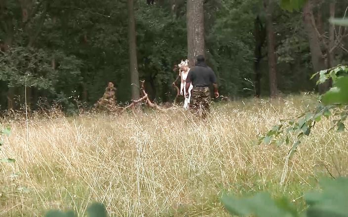 Deutsche Camgirls: Фигуристая милфа из Германии ублажает большой черный член в центре леса