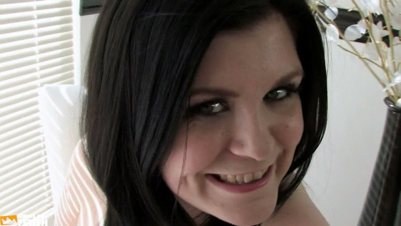 Big Tits for You: Brunetka potěší svou vyholenou kundičku hračkou pro dospělé na židli