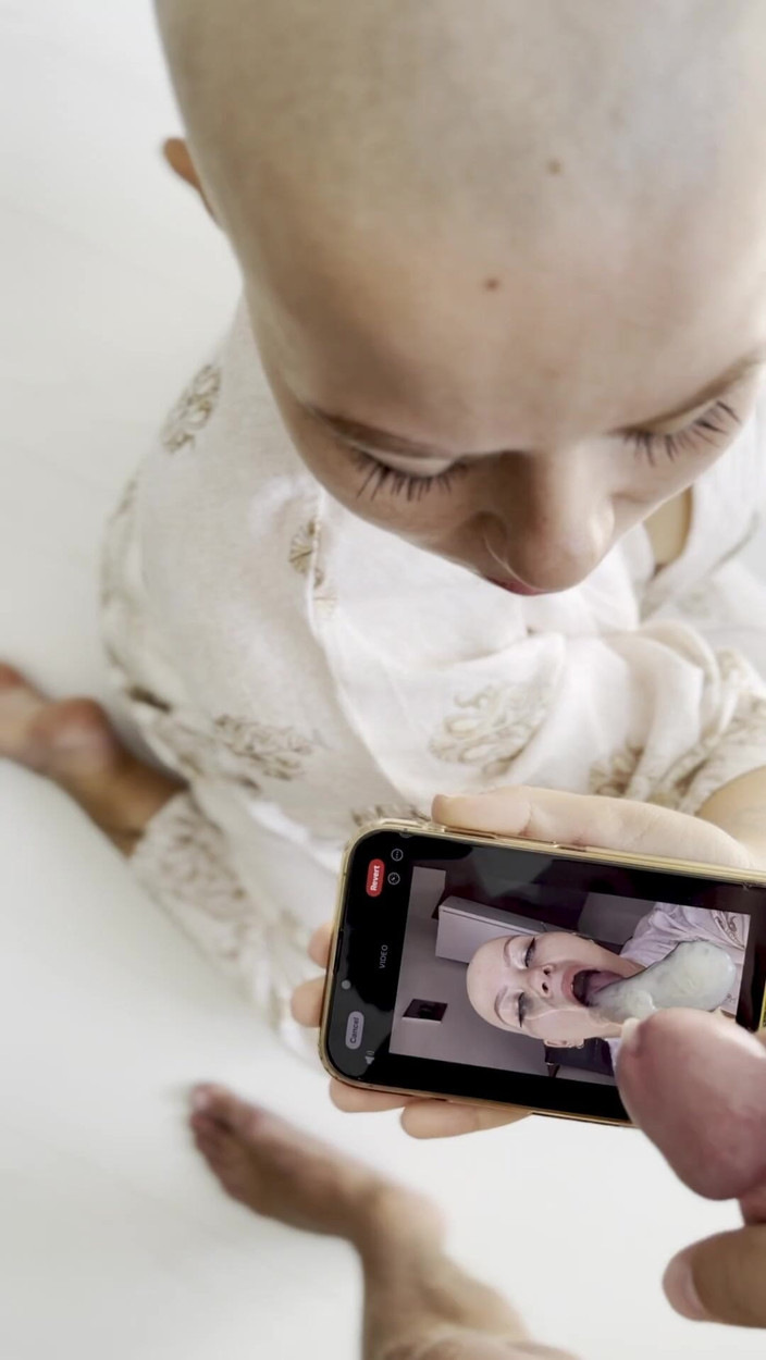 Vilu_and_Mi: Cumtribute chica calva limpiando su teléfono después de