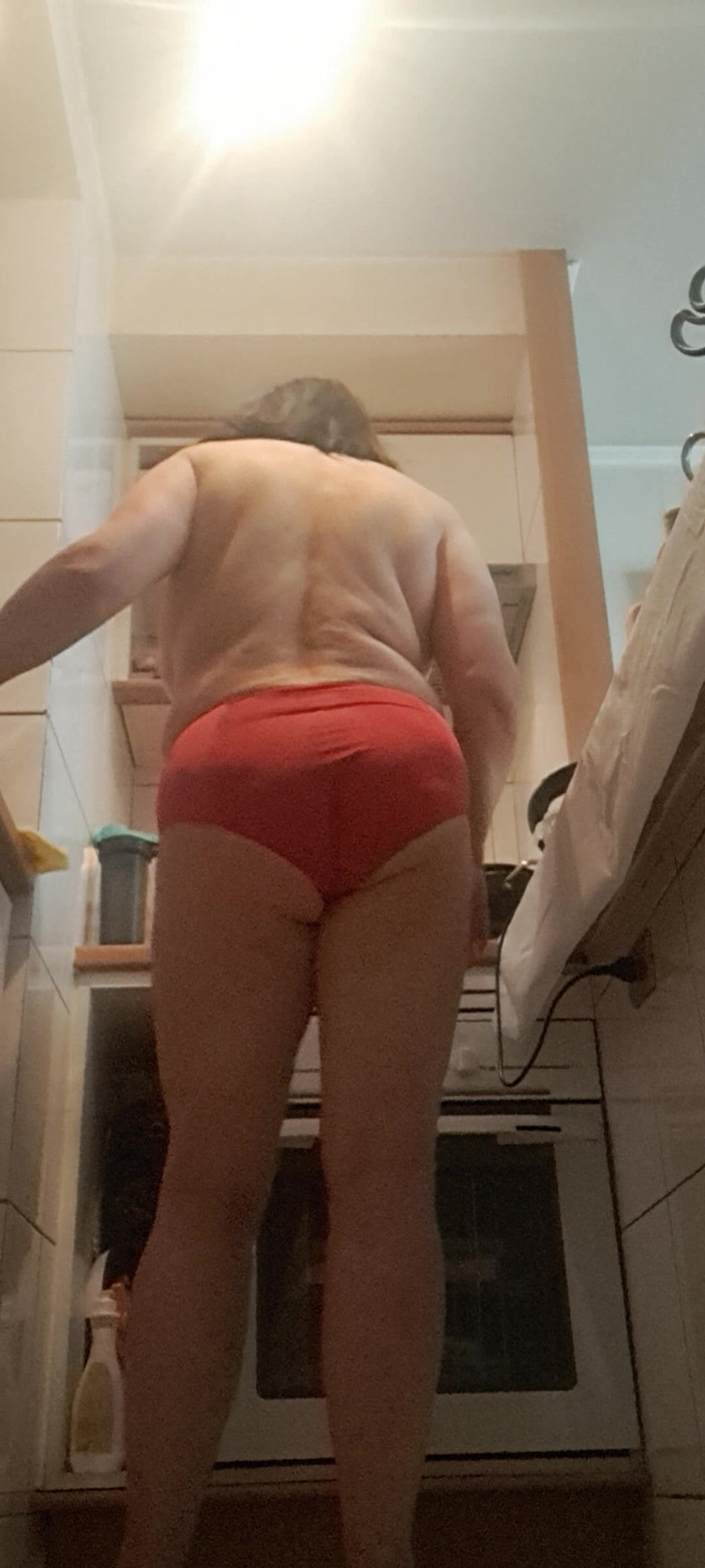 Mommy big hairy pussy: Милфа в красных трусиках на кухне
