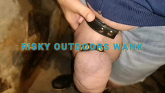 Monster_Meat_: Дрочит на улице