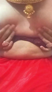 Travestito gay indiano con culo gaurisissy reale XXX videochiamata nuda in Rosso Sari