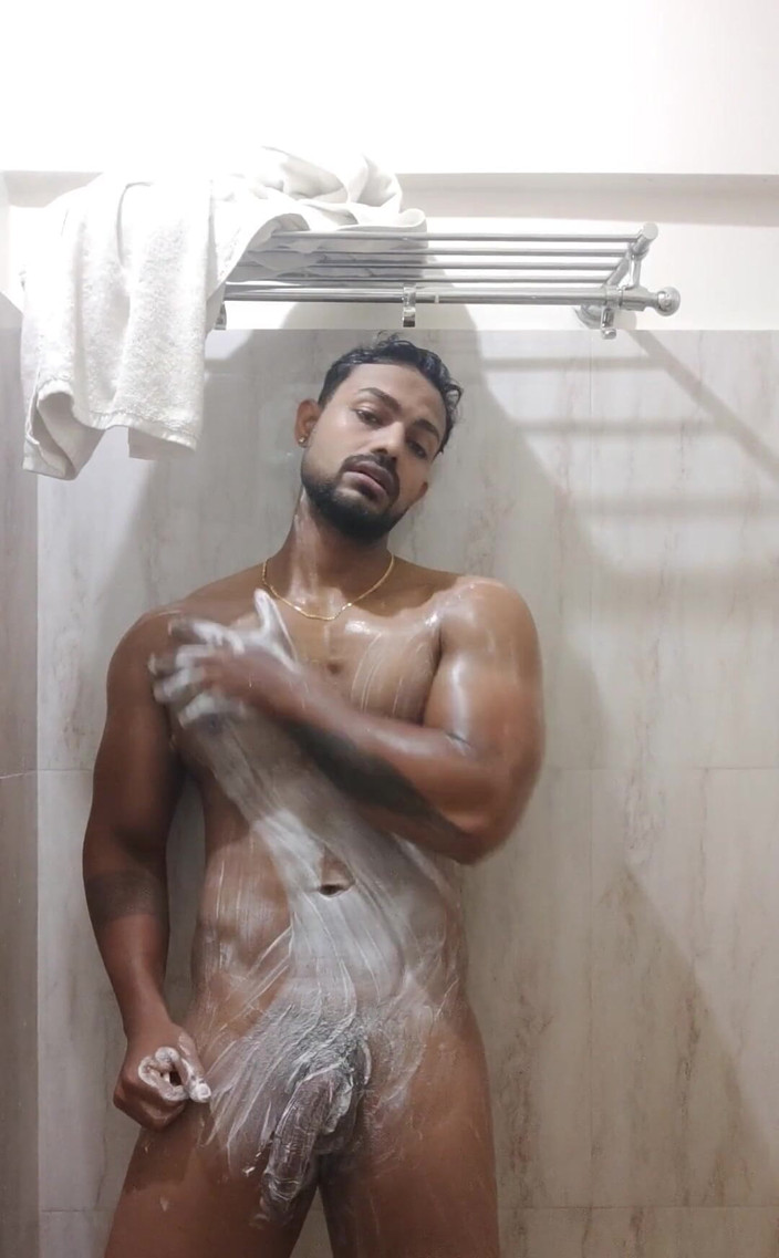 bonghunkx: シャワーで石鹸の楽しみを持っている