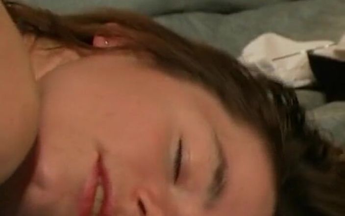 German Amateur Videos: Una teen amatoriale dalla germania si sditalina la figa
