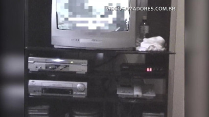 Amateurs videos: 男の子は、すべての服を脱ぐ熱いブルネットのビデオを記録します