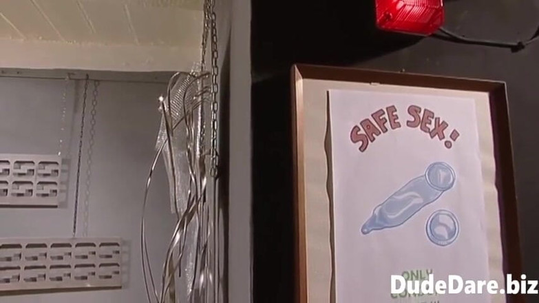 DudeDare: Arme twink ruw gehamerd tijdens een homo-orgie