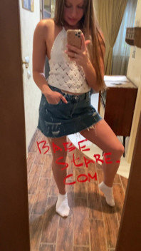 Menina linda posando nua para nós
