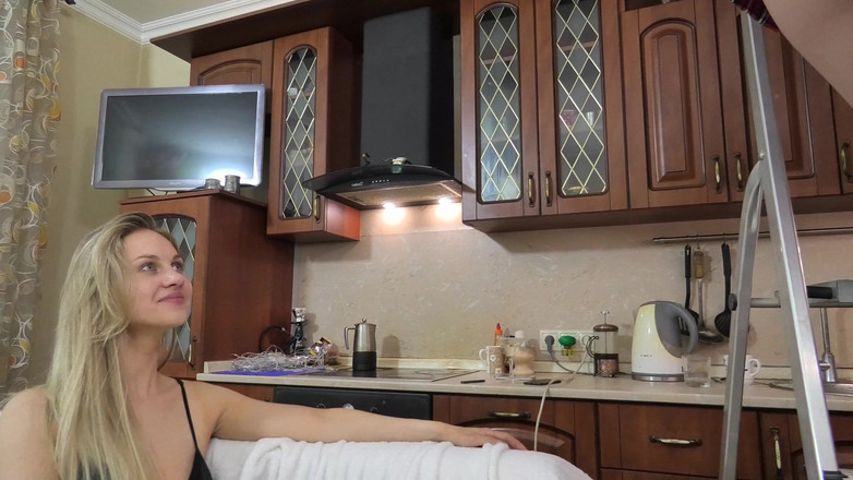 Oopsmodels: सुनहरे बालों वाली और श्यामला खेल रहे हैं