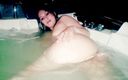 Andrea Rall: ジャグジー浴槽で彼女のお尻を示す十代