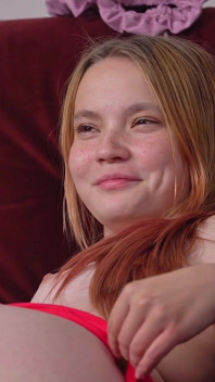 Bleke blanke huid tengere meid vingert haar roze geschoren poesje