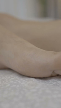 Blonďatá MILF pomalu škádlí svými měkkými podešvemi
