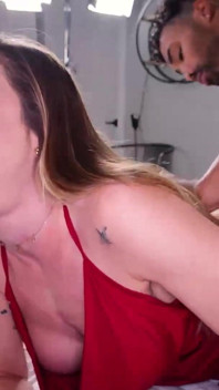 Tatuada milf Aderes Quin follada por enorme polla negra