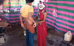Indische shemale - toen Pooja aan het water was nadat hij naar de arme kookplek was gegaan, betrapte hij haar te pakken en neukte haar kont.