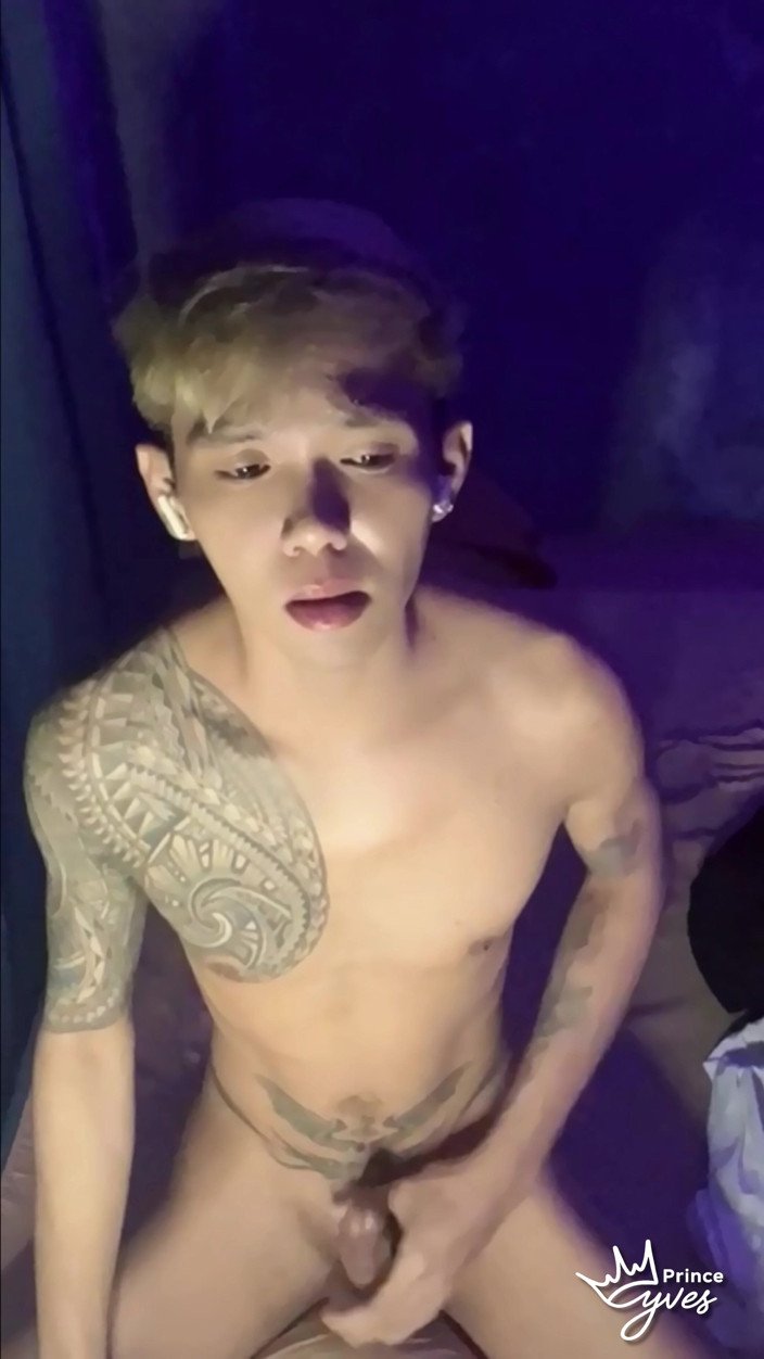 Prince-Yves: Un twink filipinez excitat tachinează pula și se masturbează până când...