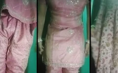 India gay crossdresser esposa Gaurisissy en pink salwar kurta presionando sus grandes tetas