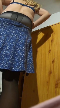 Crossdresser - colega de cameră se schimbă